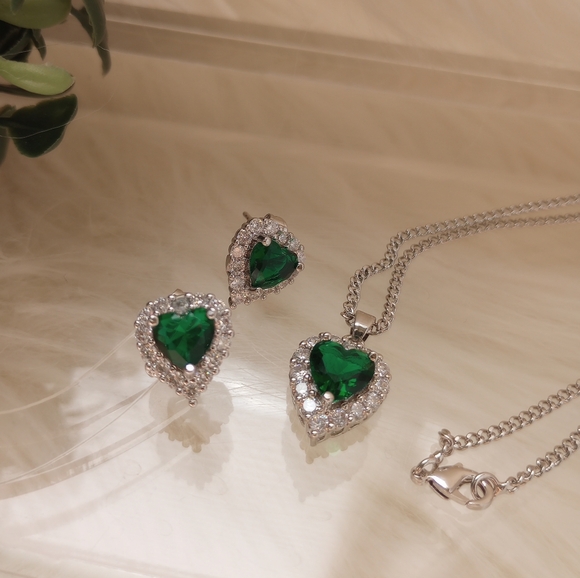 Elegant Silver and Green Heart Necklace - Picture 4 of 17